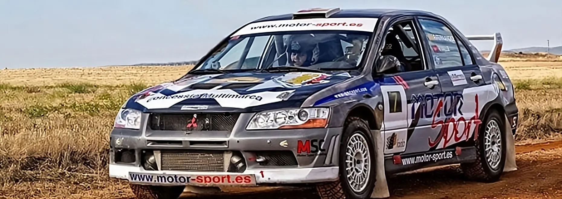 Mitsubishi Lancer Evo de rally en pista de tierra