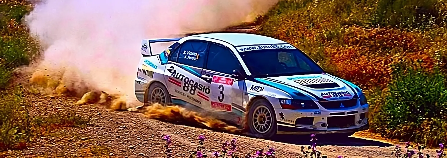 Mitsubishi Lancer Evo derrapando en curva de tierra