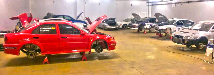 Taller con varios coches de competición en preparación